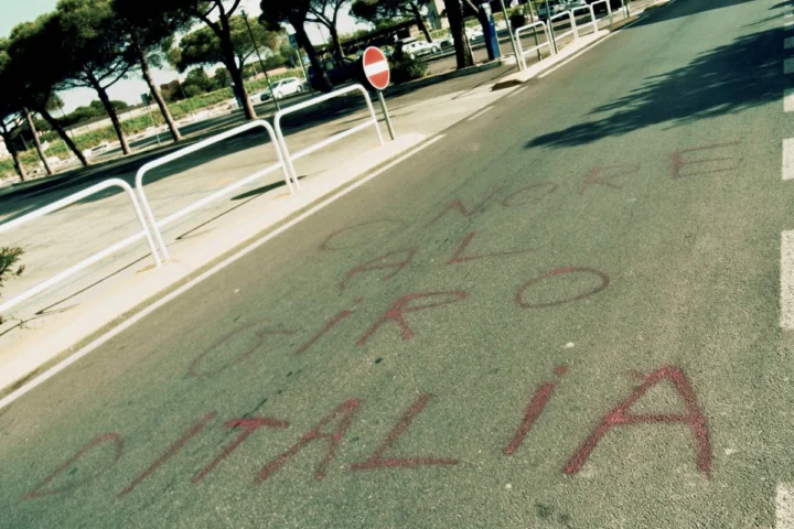Der Schriftzug „Giro d'Italia“ mit Kreide auf eine Straße gemalt