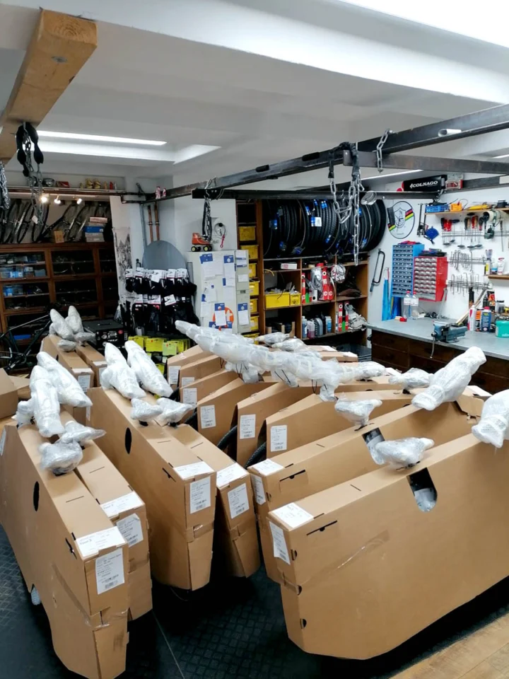 Gestapelte Fahrradkartons mit ausgepackten Lenkern im Laden