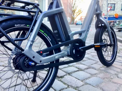 Detail des QiO Eins A-8: Mittelmotor und Akku im Rahmen, auf Kopfsteinpflaster