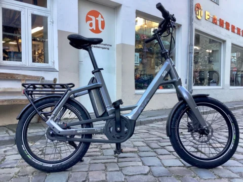 Kompaktes Pedelec mit kleinen Rädern und tiefem Einstieg vor dem Schaufenster des Ladens