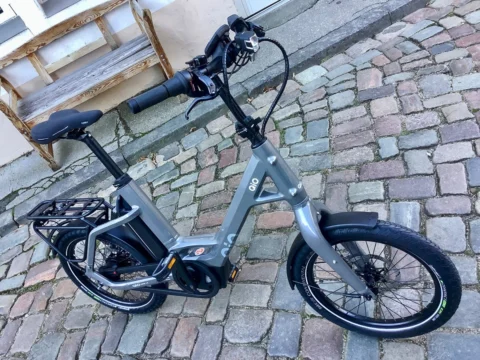 Das QiO Eins A-8 schräg von vorn auf Kopfsteinpflaster