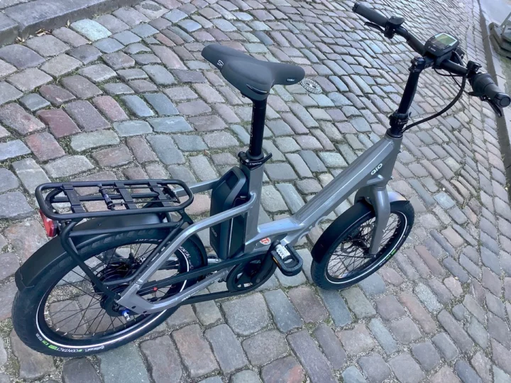 Das QiO Eins A-8 von der linken Seite auf Kopfsteinpflaster