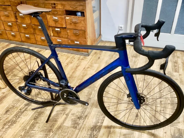 Das Scott Addict RC 20 in Dunkelblau im Laden, dahinter die Schubladenwand