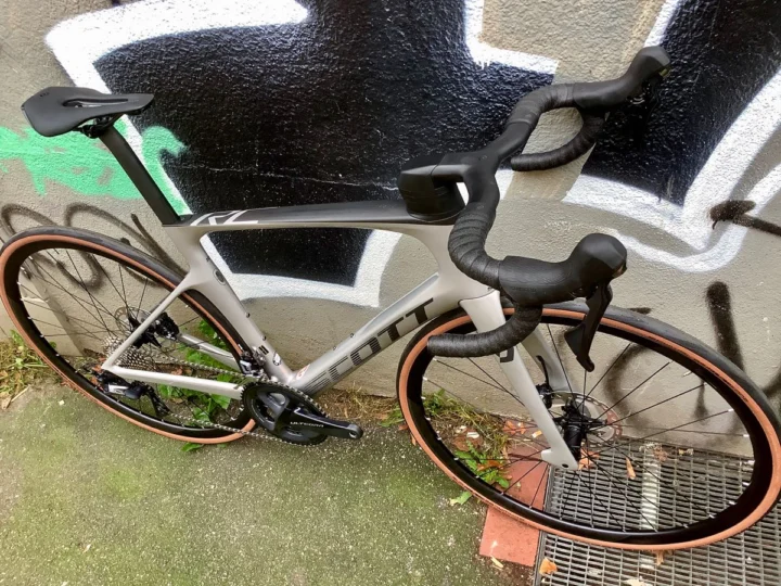 Das Scott Foil RC 30 schräg von hinten, Blick auf Sattel und Lenker