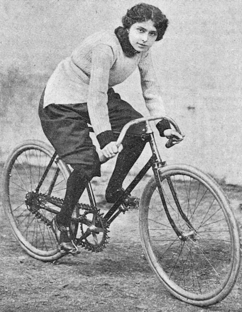 Hélène Dutrieu auf ihrem Rad anno 1898 (gemeinfreies Foto)