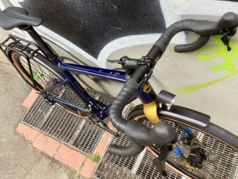 Cockpit des Grandurance von oben: Lenkerband, Shimano-GRX-Hebel und das bunte Steuerrohr