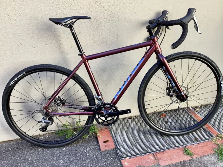 Das Kona Rove AL 700 in Weinrot von der linken Seite
