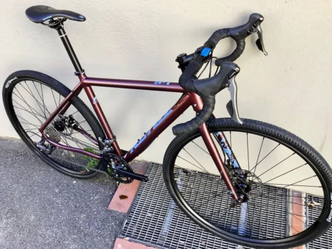 Das Kona Rove AL 700 schräg von vorn an einer Wand