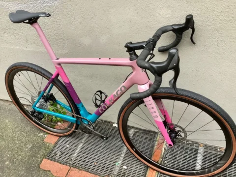 Colnago G3-X in der Lackierung „Purple Rain“ von Nathan Haas: Gravelbike