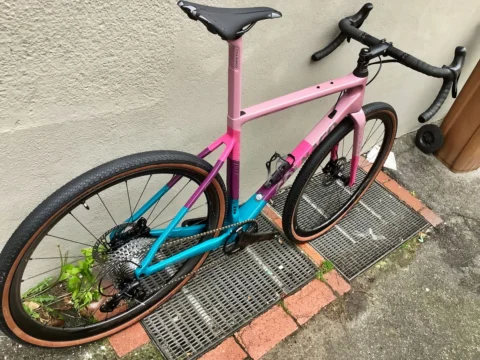 Colnago G3-X in der Lackierung „Purple Rain“ von Nathan Haas: Gravelbike