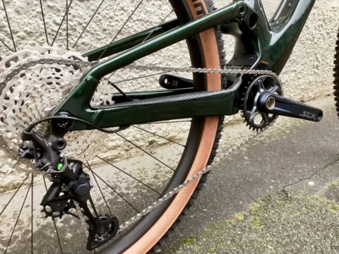 Scott Spark 930 von 2022 in Wakame Green: Trailbike aus Carbon und Alu mit integriertem Dämpfer