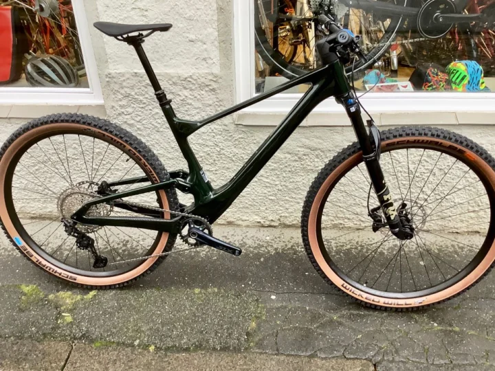Scott Spark 930 von 2022 in Wakame Green: Trailbike aus Carbon und Alu mit integriertem Dämpfer