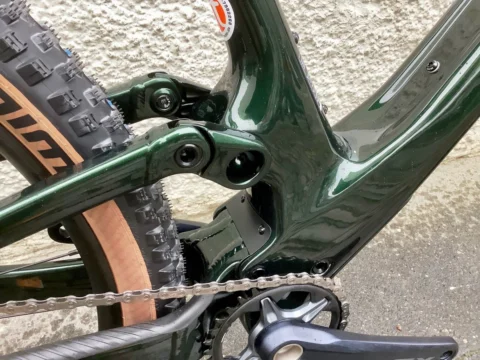 Scott Spark 930 von 2022 in Wakame Green: Trailbike aus Carbon und Alu mit integriertem Dämpfer