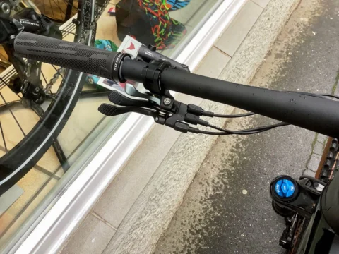 Scott Spark 930 von 2022 in Wakame Green: Trailbike aus Carbon und Alu mit integriertem Dämpfer