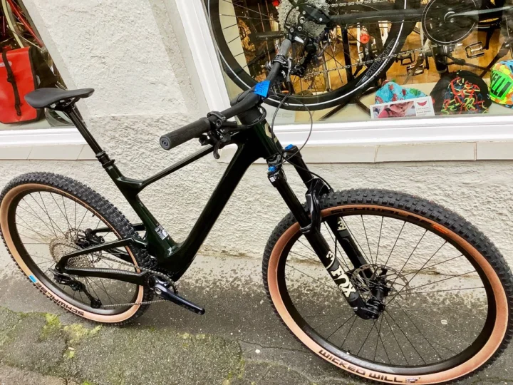 Scott Spark 930 von 2022 in Wakame Green: Trailbike aus Carbon und Alu mit integriertem Dämpfer