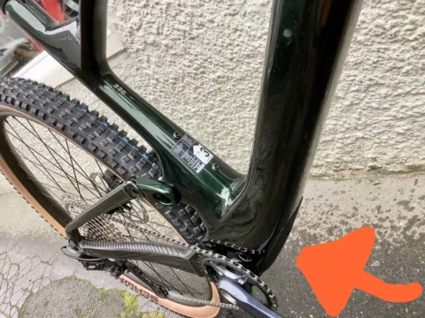Nahaufnahme des Scott-Spark-Rahmens, ein oranger Pfeil zeigt auf den im Unterrohr verborgenen Dämpfer