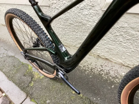 Scott Spark 930 von 2022 in Wakame Green: Trailbike aus Carbon und Alu mit integriertem Dämpfer
