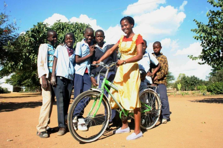 Mozambikes Empowerment beim Fahrradladen at Fahrräder in Lübeck - Bild: USAID in Africa, Public domain, via Wikimedia Commons