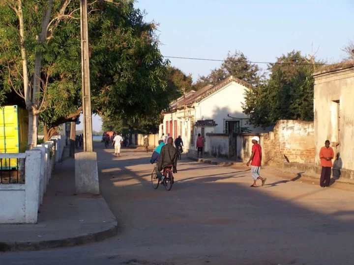Capital Africana de Bicicletas ist Quelimane, weiß at Fahrräder - In Seitenstraßen auch mit ohne Autogefahr… (Quelle: (WT-shared) Kevin James auf wts wikivoyage -> Lizenz)