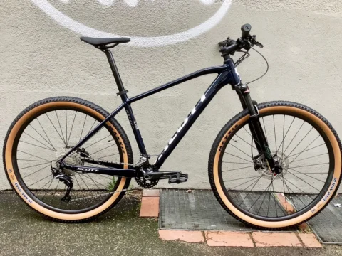 Das Scott Aspect 920 von der rechten Seite an einer hellen Wand