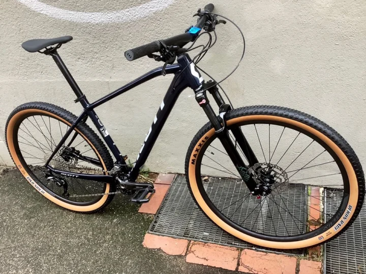 Das Scott Aspect 920 in Dunkelblau von der linken Seite, Reifen mit hellen Flanken