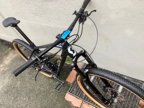 Das Scott Aspect 920 schräg von hinten an einer Wand