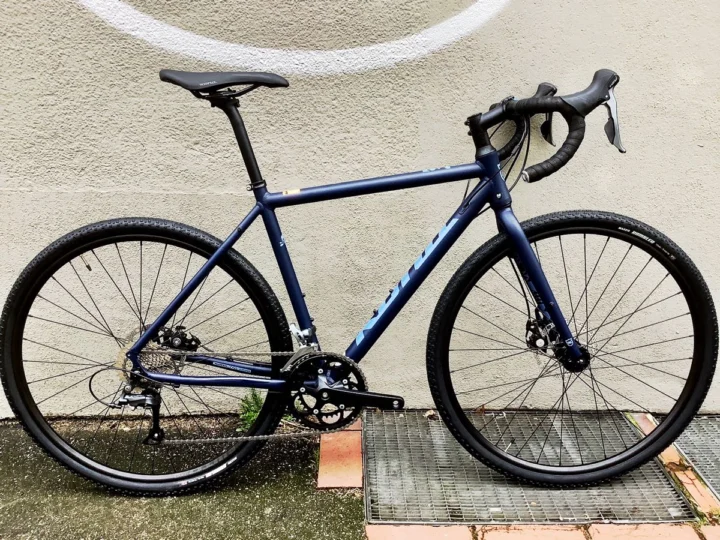 Das Kona Rove AL 700 in der 2023er-Edition: ein Gravel Bike nicht nur für den Einstieg, bei at Fahrräder Lübeck, dem Fahrradladen mit Fahrradwerkstatt in deiner Stadt