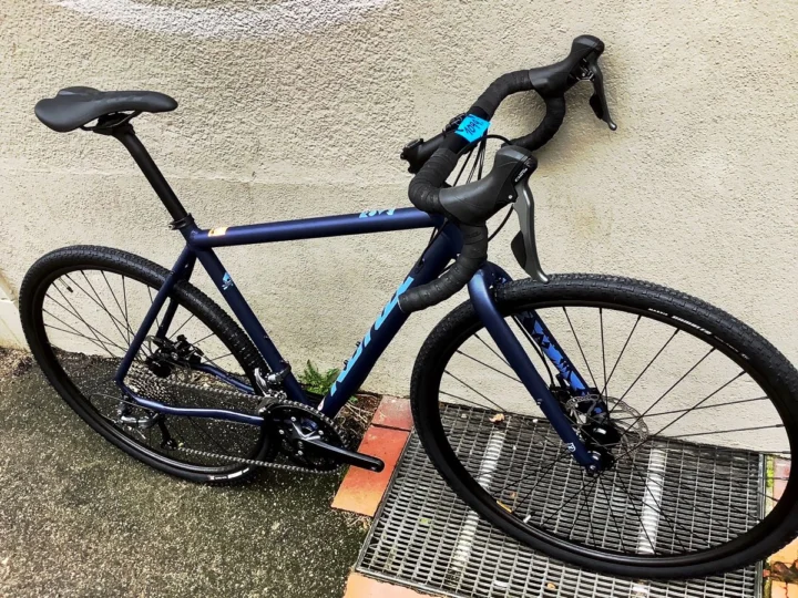 Das Kona Rove AL 700 in der 2023er-Edition: ein Gravel Bike nicht nur für den Einstieg, bei at Fahrräder Lübeck, dem Fahrradladen mit Fahrradwerkstatt in deiner Stadt