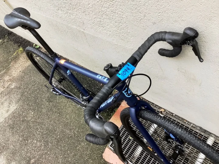 Das Kona Rove AL 700 in der 2023er-Edition: ein Gravel Bike nicht nur für den Einstieg, bei at Fahrräder Lübeck, dem Fahrradladen mit Fahrradwerkstatt in deiner Stadt