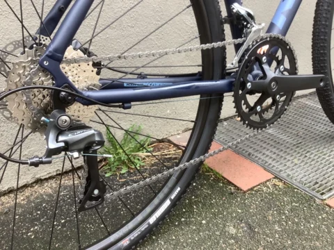 Das Kona Rove AL 700 in der 2023er-Edition: ein Gravel Bike nicht nur für den Einstieg, bei at Fahrräder Lübeck, dem Fahrradladen mit Fahrradwerkstatt in deiner Stadt