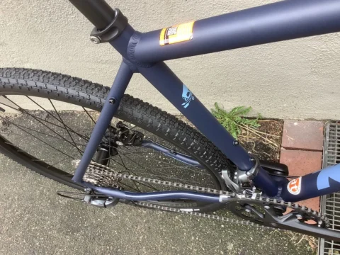 Das Kona Rove AL 700 in der 2023er-Edition: ein Gravel Bike nicht nur für den Einstieg, bei at Fahrräder Lübeck, dem Fahrradladen mit Fahrradwerkstatt in deiner Stadt