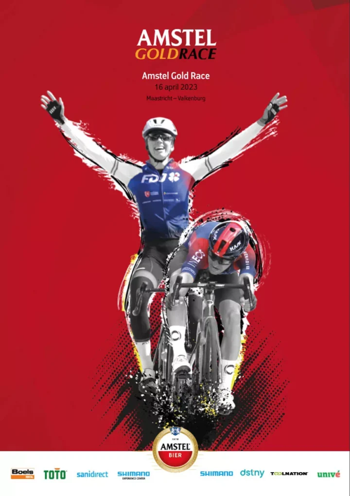 Plakat des Amstel Gold Race 2023: eine jubelnde Siegerin über einem Fahrerfeld, in Rot