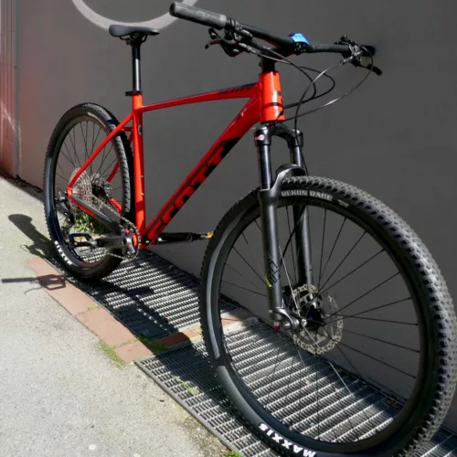 Das Scott Scale 980 in Red aus 2022 als MTB im Sale im MTB-Mai bei at Fahrräder, dem Fahrradladen in Lübeck