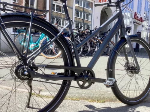 Das Trekkingrad „Vitess 8“ von Bergamont in der Version „N8 Belt Lady“ jetzt bei at Fahrräder, Deinem Fahrradladen in Lübeck – auch als Herrenrahmen „N8 Belt Gent“ oder in der „N8 Belt Amsterdam“-Variante