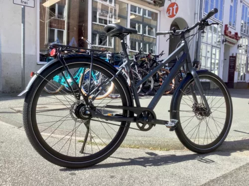 Das Trekkingrad „Vitess 8“ von Bergamont in der Version „N8 Belt Lady“ jetzt bei at Fahrräder, Deinem Fahrradladen in Lübeck – auch als Herrenrahmen „N8 Belt Gent“ oder geschwungener als „N8 Belt Amsterdam“