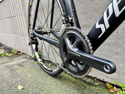Detail des Specialized Tarmac: Ultegra-Kurbel und Umwerfer am Carbonrahmen