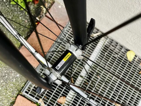 Detail des Specialized Tarmac: Felgenbremse und Gabel am Vorderrad