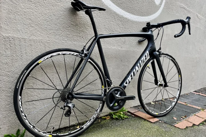 Das Specialized Tarmac schräg von vorn, Blick auf Lenker und Sattel