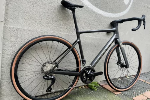 Rennrad Scott Addict 20 in Grey und Stellar Blue bei at Fahrräder in Lübeck, dem Fahrradladen in deiner Stadt