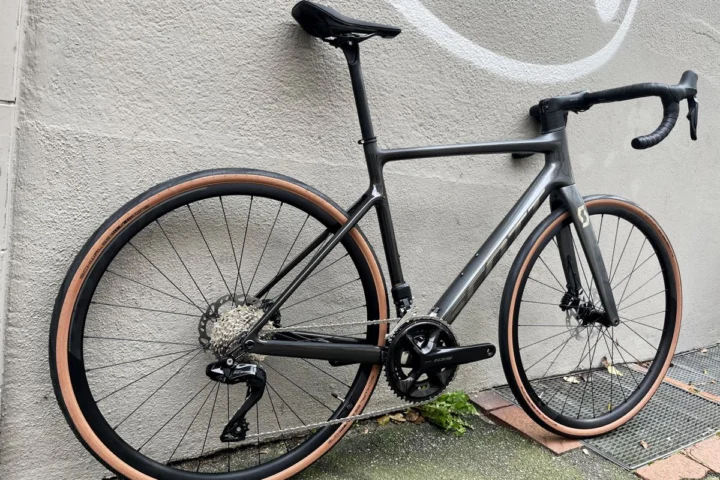 Scott Addict 20 in Grey und Stellar Blue: Rennrad