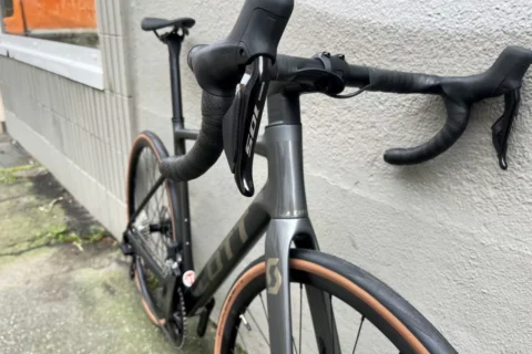 Scott Addict 20 in Grey und Stellar Blue: Rennrad