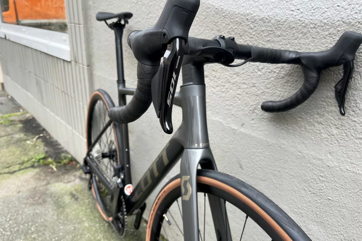 Rennrad Scott Addict 20 in Grey und Stellar Blue bei at Fahrräder in Lübeck, dem Fahrradladen in deiner Stadt