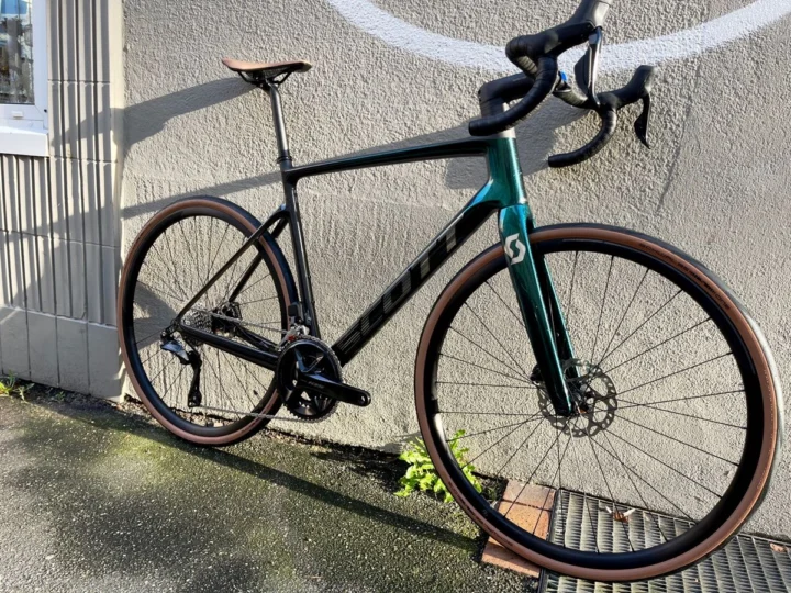 Rennrad Scott Addict 20 in Stellar Blue bei at Fahrräder in Lübeck, dem Fahrradladen in deiner Stadt