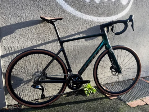 Rennrad Scott Addict 20 in Stellar Blue bei at Fahrräder in Lübeck, dem Fahrradladen in deiner Stadt
