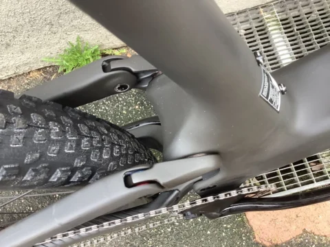 Detail des Scott Spark RC SL: Hinterbaudämpfer und Reifen im Rahmendreieck