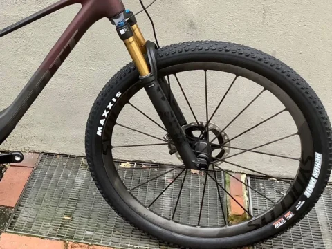 Detail des Scott Spark RC SL: Federgabel und Vorderrad mit stolligem Reifen