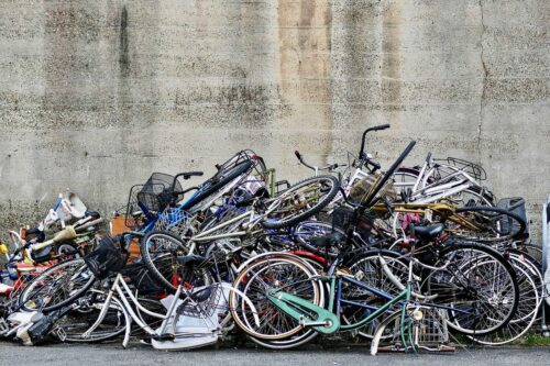 Ein Haufen Fahrräder, die nicht repariert wurden - das soll das neue Recht auf Reparatur in der EU verhindern, weiß at Fahrräder mit dem Werkstattservice  aus Lübeck – Bild: m-louis .®, CC BY-SA 2.0 <https://creativecommons.org/licenses/by-sa/2.0>, via Wikimedia Commons