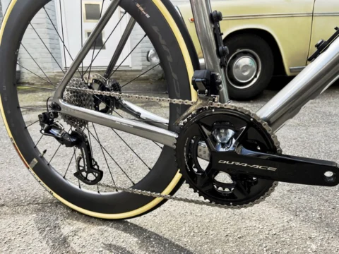 Detail des Basso Diamante: Dura-Ace-Kurbel und Schaltwerk zwischen den Carbonlaufrädern