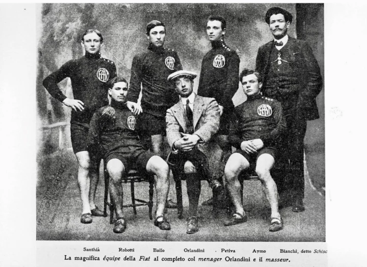 Historische Aufnahme: die Radmannschaft „Cicli Fiat“ in Wolltrikots, gruppiert um ihren Sportlichen Leiter