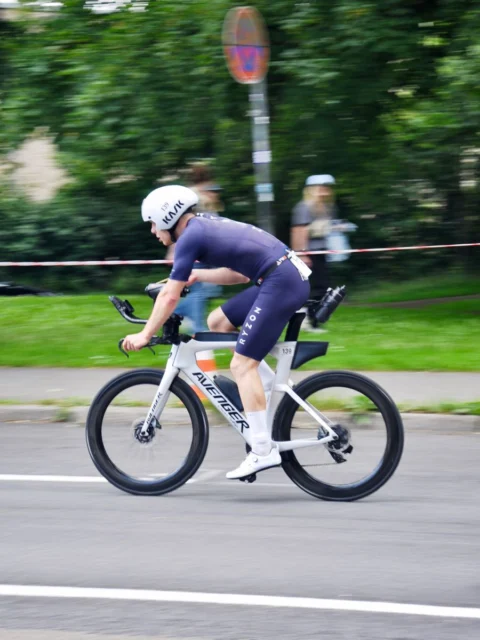 Friedrich Hegge gewinnt den Sieben-Türme-Triathlon 2024 in Lübeck! Davon berichtet stolz at Fahrräder, der Fahrradladen in deiner Stadt